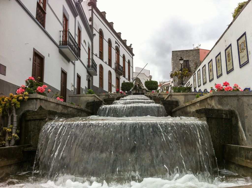 Firgas med vann i gata Gran Canaria nord