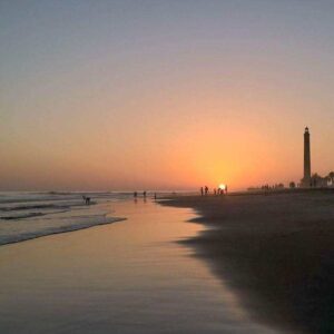 Strandvandring i solnedgang - theislandsinthesun.com