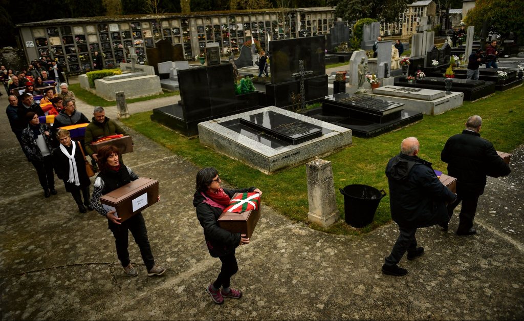 Sårene etter den spanske borgerkrigen er fortsatt ikke leget. Bildet viser slektninger og venner som bærer kister med levninger av ofre som skal begraves i Pamplona. Foto: Alvaro Barrientos / TT NYHETSBYRÅN / NTB scanpix