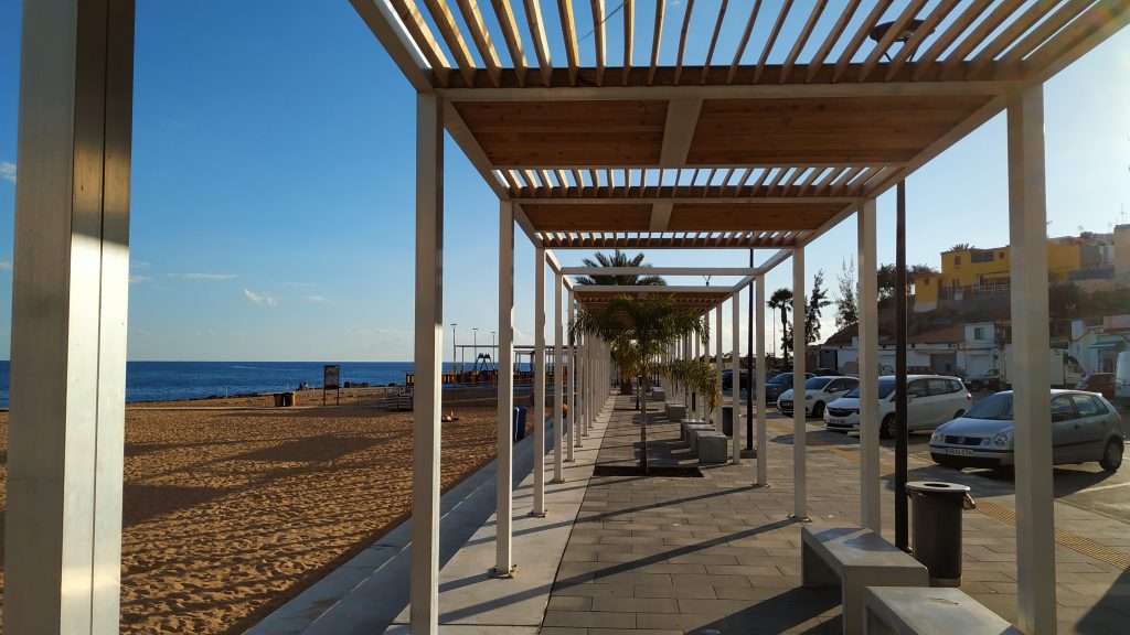 Arguineguin stranden mot Piscina del Perchel Foto The Islands In The Sun